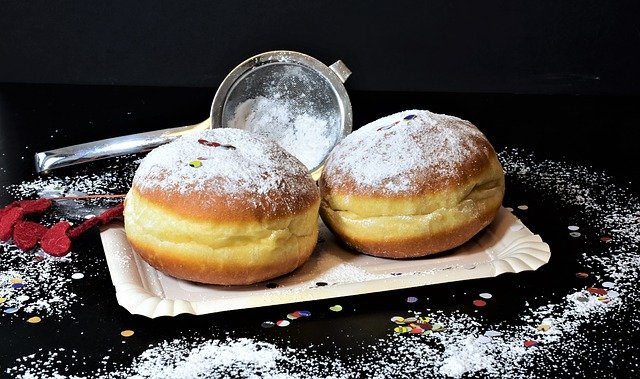 The Most Powdered Donuts Eaten in One Minute 